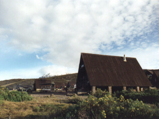 Horombo Hut. Matsalen i forgrunnnen, i horisonten: Kibo.