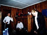 Karina, Andreas og Vibeke finn seg til rette i Kibo Hut.