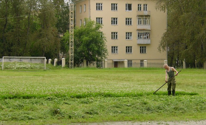 DSC08176YekaterinburgSoldatFikserFotballbanenMedLjaa.JPG