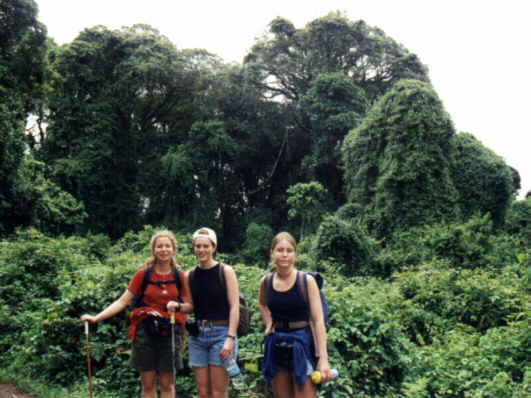 Karina, Heidi og Vibeke poserer.
