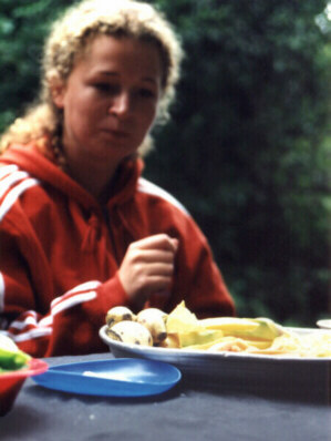 Karina inntar ein betre fruktlunsj.
