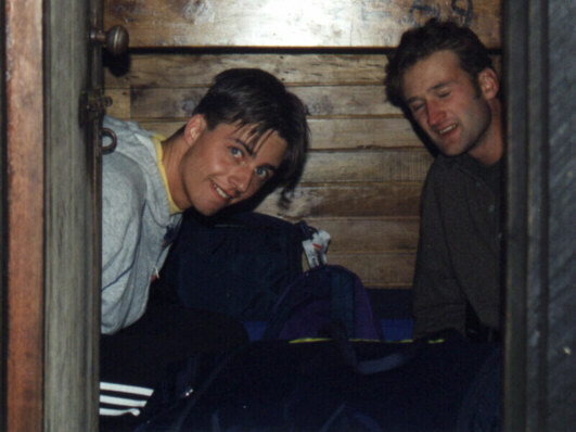 Kim og Andreas kikar ut frå hytta vår.
