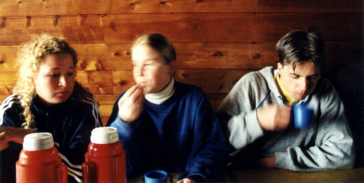 Karina, Vibeke og Kim fr te, kaffi og kjeks i matsalen. 
