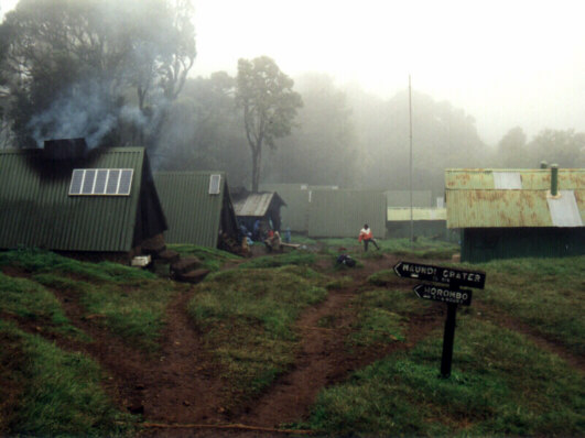 Mandara Hut. Før middag gjekk me ein tur til Maundi Crater. 
