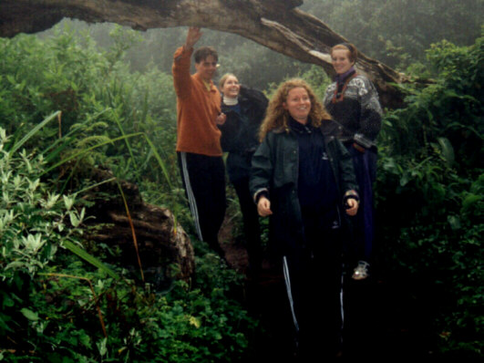 Ein lystig gjeng i skogen: Kim, Vibeke, Karina og Heidi.
