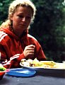 Karina inntar ein betre fruktlunsj.
