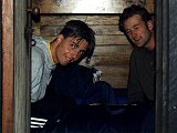 Kim og Andreas kikar ut frå hytta vår.
