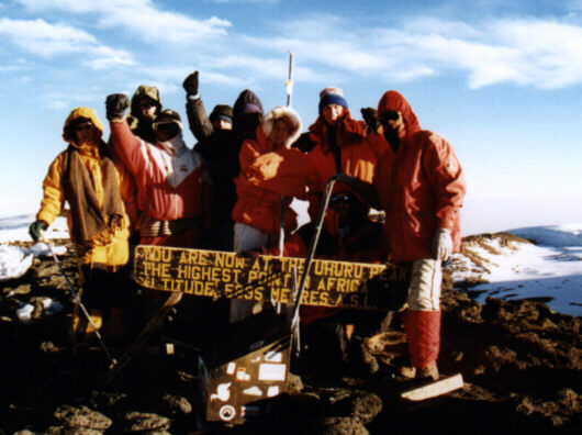 Heile gruppa på Uhuru Peak. Suksess! Heidi, Kim, Pascal, Vibeke, Alois, Karina, Ola, Andreas og Phogas.