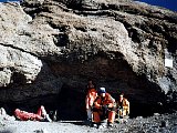 Hans Meyer Cave. Her overnatta førstebestigarane på veg opp.